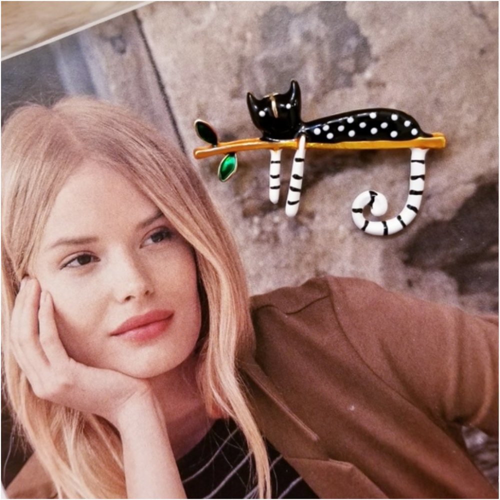 18K Gold Lazy Cat Brooch - Picture 14 of 16